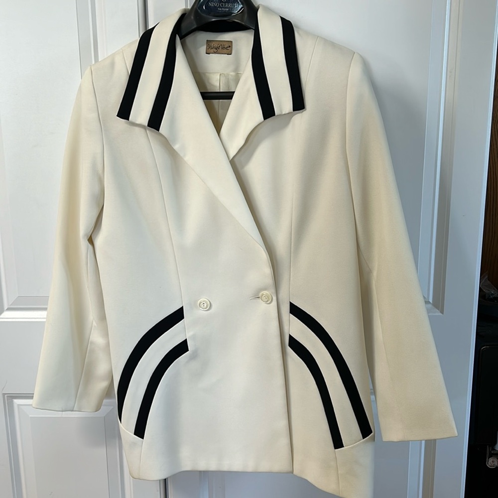 Midnight Velvet ladies business suit, fully lined white, size 14. Like new